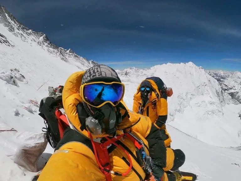 Alpinista da Grade6 no topo do Everest, cliente da Everest